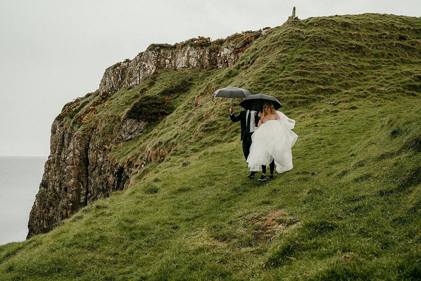 Winter elopement - A bride wearing leggings on her wedding day to keep warm