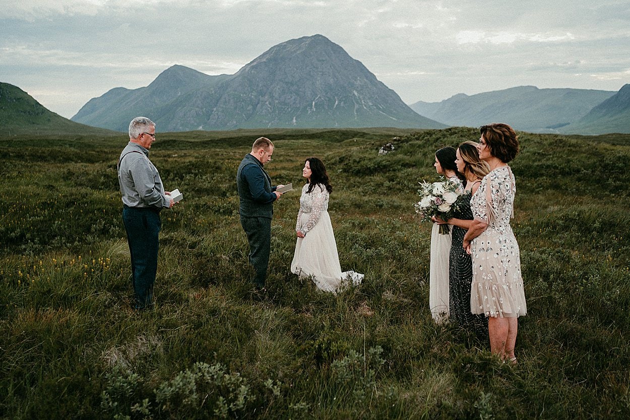 Elopement checklist. Planning your elopement ceremony, photo of an elopement ceremony in the Scottish Highlands. 